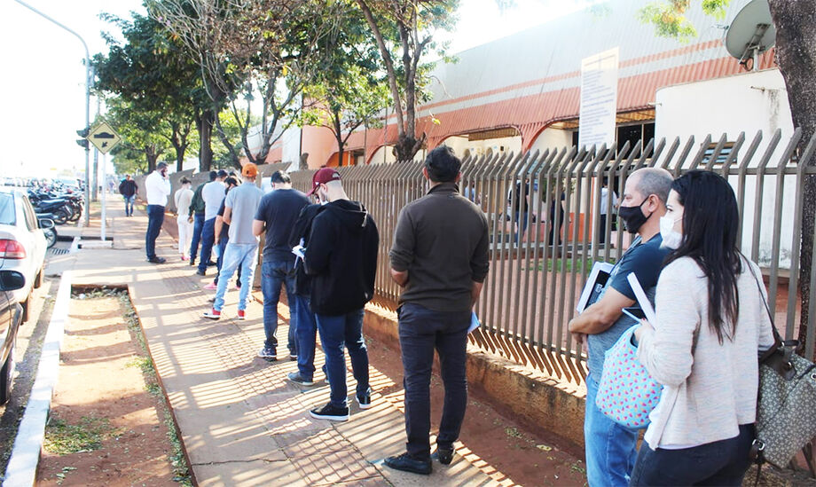 Quem quiser recorrer de uma multa da Agetran é necessário enfrentar uma enorme fila