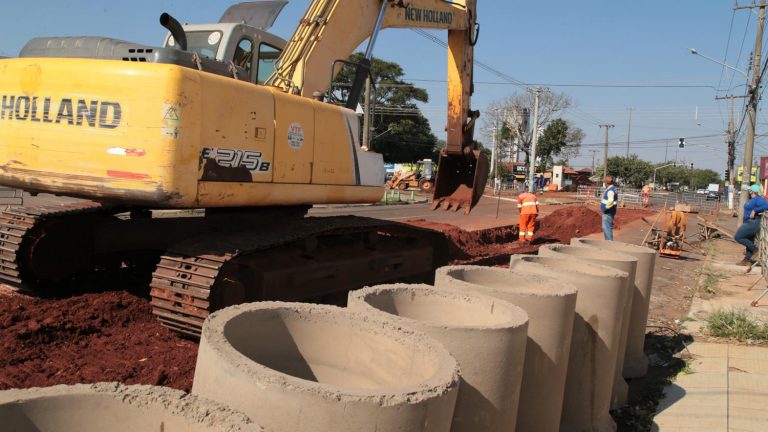 Prefeitura inicia drenagem antes de reordenar trânsito em rotatória da Marechal Deodoro