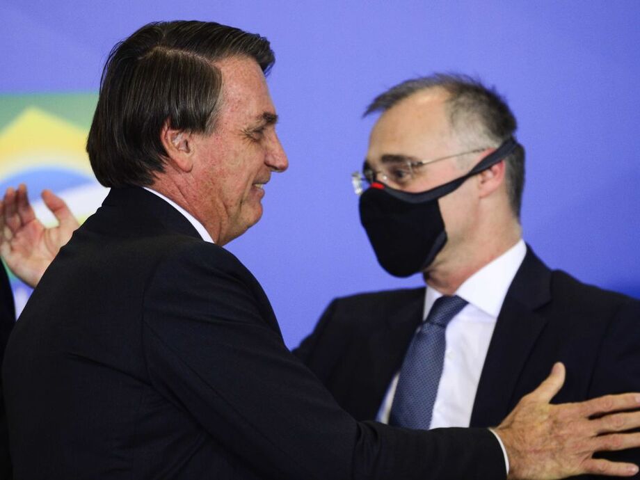 O presidente Jair Bolsonaro e o advogado-geral da União, André Mendonça