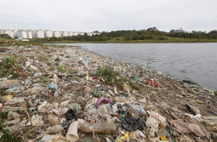 Lixo acumulado nas margens da represa Billings, na região metropolitana de SP. Universalização do saneamento é prevista para até 2033