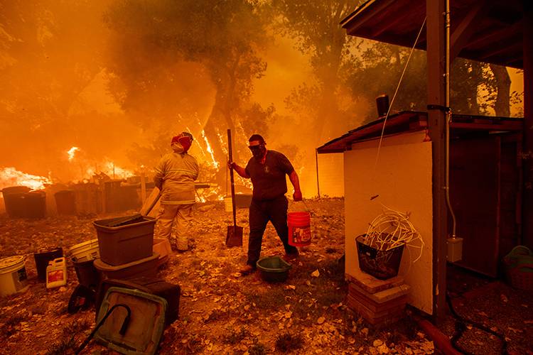 Incêndio na Califórnia provoca evacuação de cidade e cancelamento de passeio