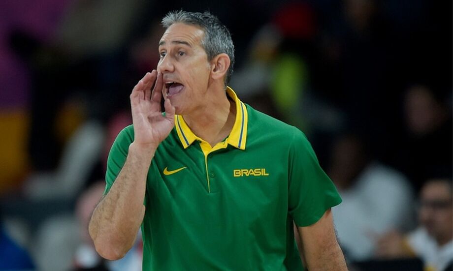 Técnico da seleção brasileira feminina de basquete, José Neto