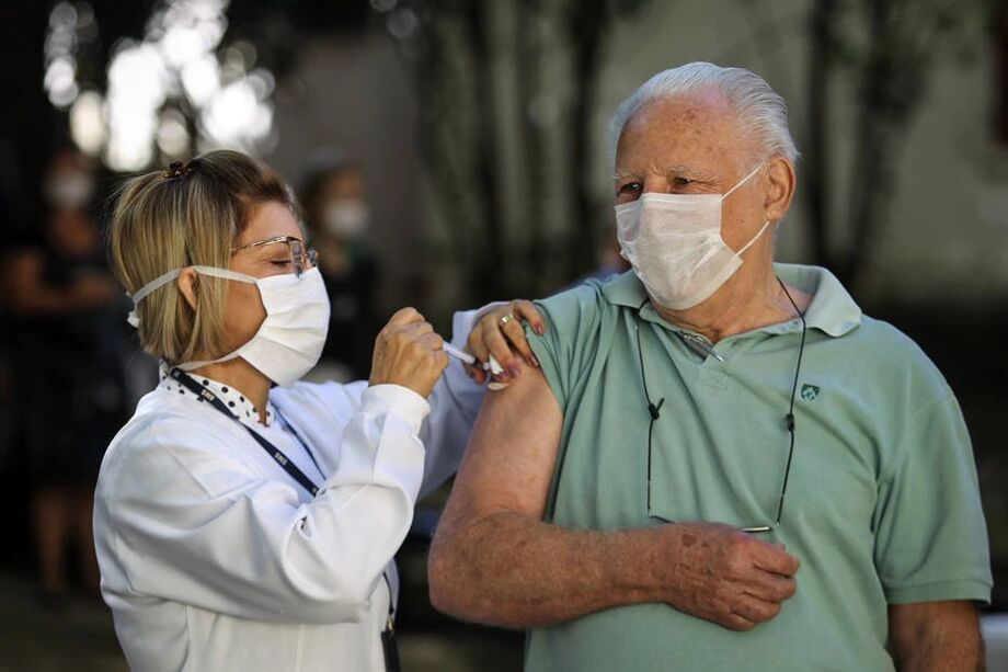 A aplicação da dose de reforço segue para as pessoas com 75 anos ou mais vacinadas com a segunda dose até o dia 04 de março