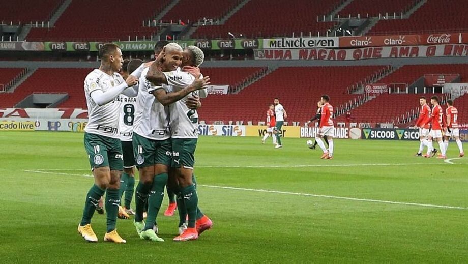 Em jogo com polêmica de arbitragem, Palmeiras vence o Inter mesmo com um jogador a menos