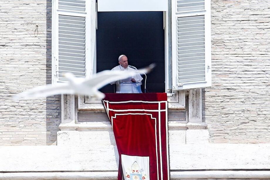 O papa Francisco recita a oração do Angelus em uma janela na praça de São Pedro, no Vaticano, neste domingo, 4