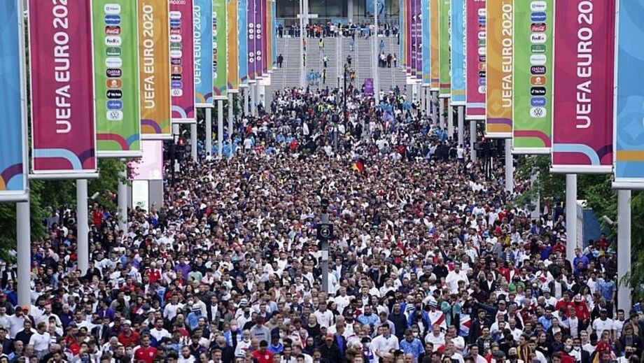 Torcedores se aglomeram diante do estádio de Wembley, na Inglaterra