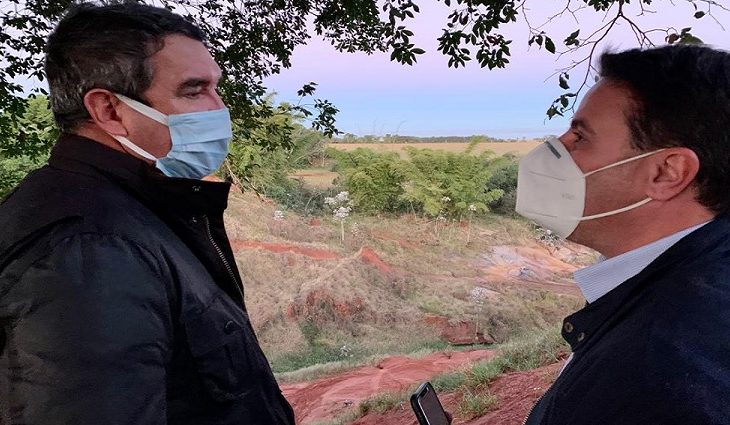 As autorizações das demandas mais urgentes dos caarapoenses foram assinadas, nesta quinta-feira (1), pelo secretário de Infraestrutura, Eduardo Riedel, no município
