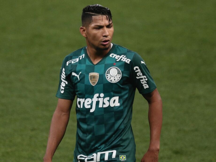 O atacante Rony está recuperado de lesão na coxa esquerda e participou das atividades com o restante do grupo