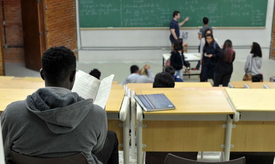 Para concorrer às bolsas integrais, o estudante deve comprovar renda familiar bruta mensal, por pessoa, de até 1,5 salário mínimo