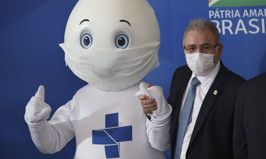 O ministro da Saúde, Marcelo Queiroga, e o mascote das campanhas de vacinação, Zé Gotinha