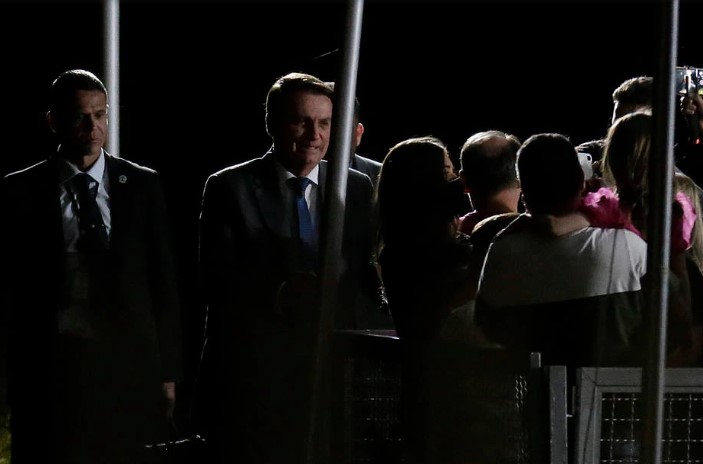 Presidente Jair Bolsonaro cumprimenta apoiadores no Palácio da Alvorada