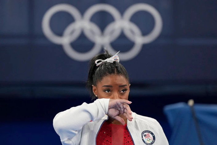 Simone Biles sentiu um problema no tornozelo após um salto na final por equipes