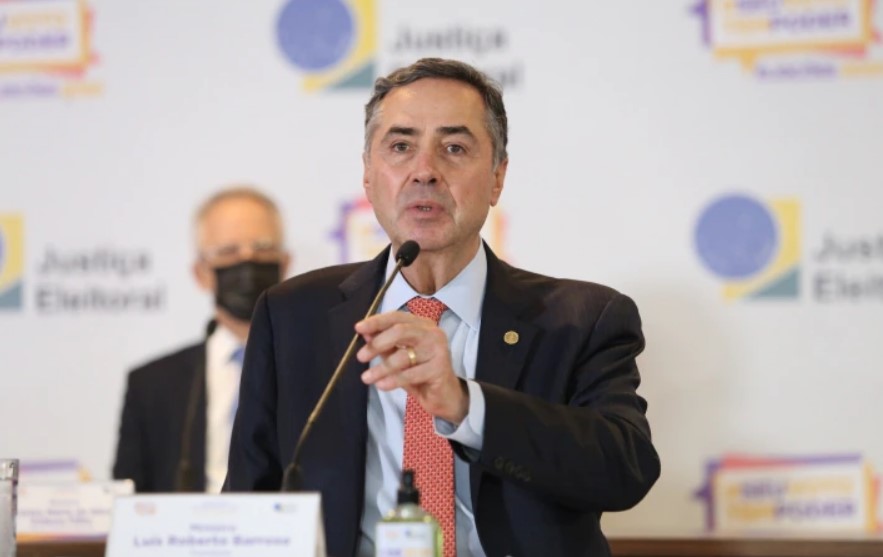 O ministro Luis Roberto Barroso, do Tribunal Superior Eleitoral, durante coletiva de imprensa após a apuração das urnas do segundo turno das eleições 2020.