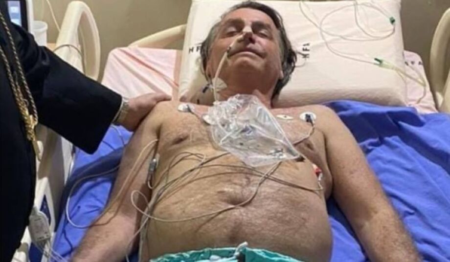 O presidente República, Jair Bolsonaro, em hospital