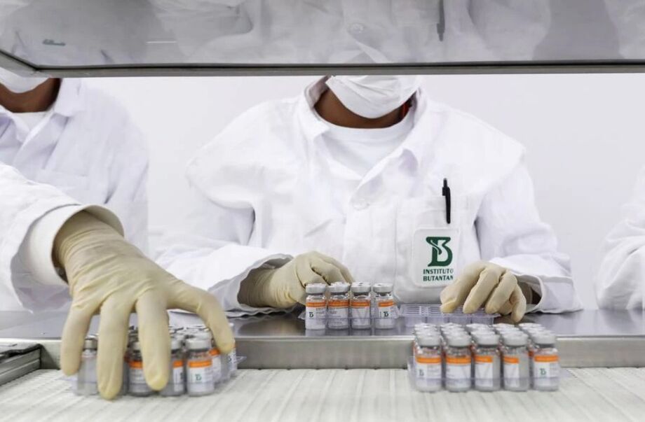 Funcionários trabalham na linha de produção da Coronavac no Instituto Butantan, em São Paulo