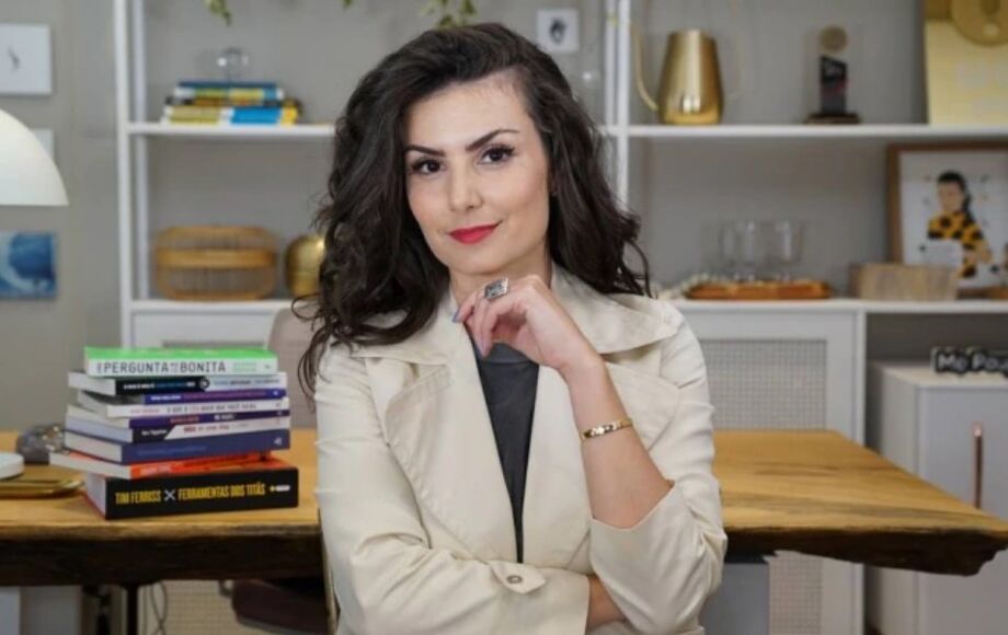 Nathalia Arcuri apresentava o programa 'Me Poupe' na RedeTV!