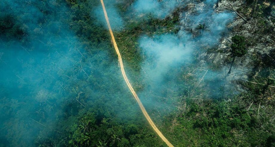 Incêndio florestal na terra indígena Ituna-Itatá, em setembro de 2019, na época de queimadas