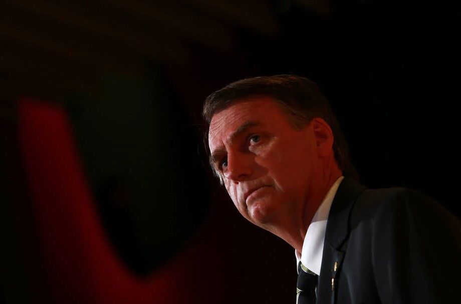 No Brasil, Jair Bolsonaro atua na base da intimidação direta a repórteres que lhe fazem perguntas