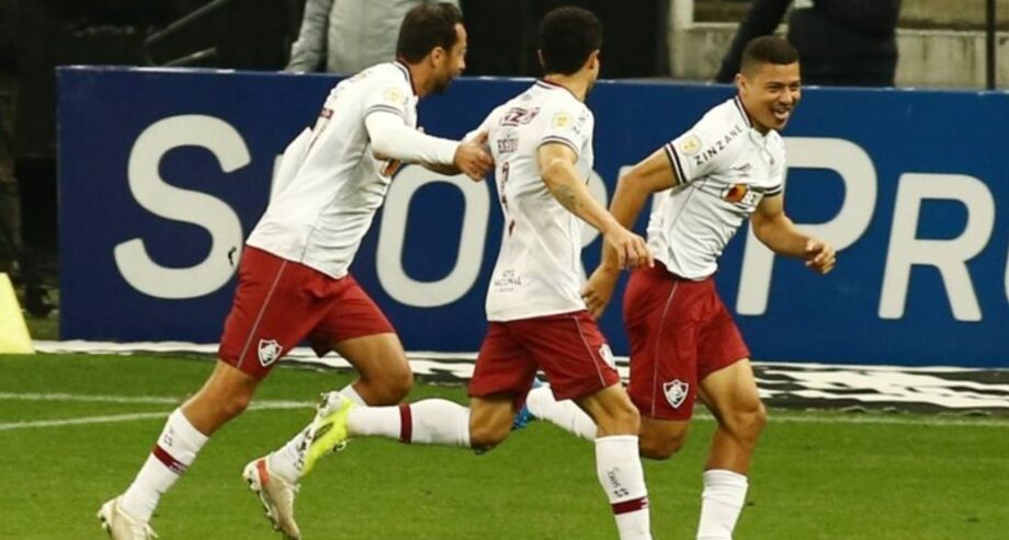André comemora com os companheiros de time após marcar o gol da vitória do Fluminense sobre o Flamengo