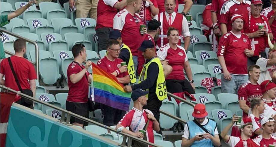 Seguranças conficam bandeira levado por torcedores em jogo entre Dinamarca e República Checa em Baku