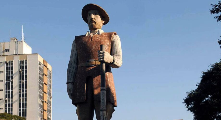 Estátua em homenagem ao bandeirante Borba Gato, localizada na zona sul de São Paulo
