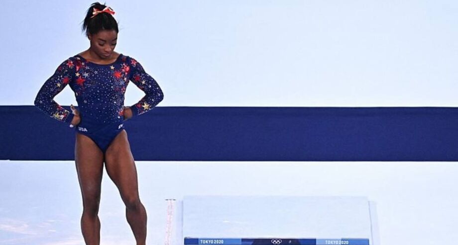 Simone Biles durante apresentação no solo