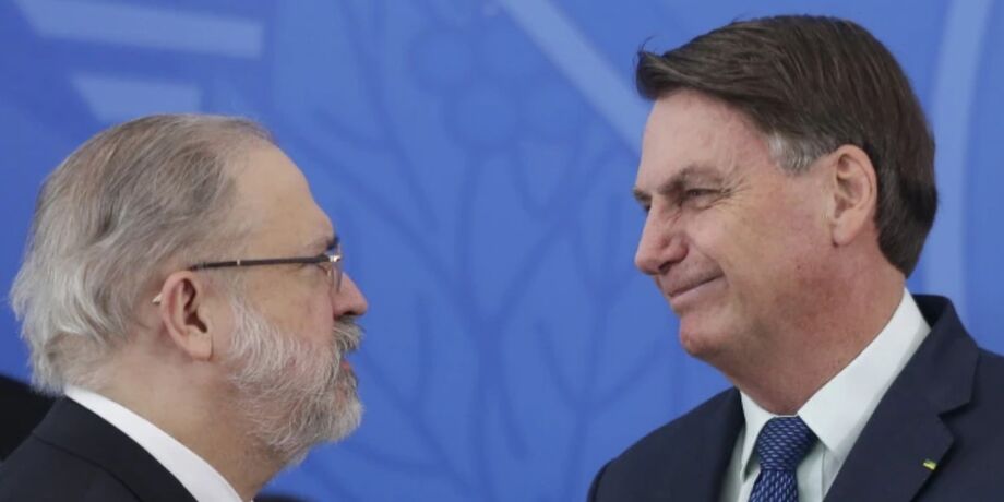 O procurador-geral da República Augusto Aras conversa com o presidente Jair Bolsonaro