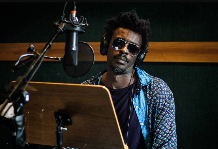 Seu Jorge protagonista a audiossérie 'Paciente 63', de Julio Rojas
