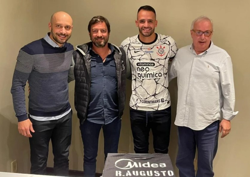 Renato Augusto foi anunciado de forma oficial pelo Corinthians