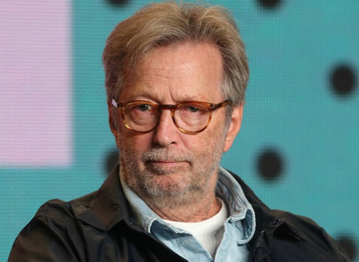 O cantor Eric Clapton, que declarou que não fará show em locais que exigem vacina contra covid-19