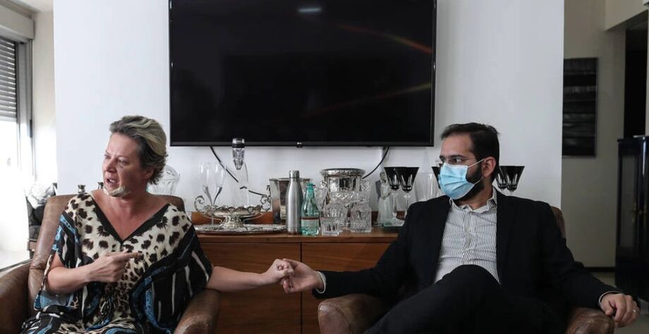 Deputada federal Joice Hasselmann e o marido, o neurocirurgião Daniel França, em entrevista coletiva neste domingo, 25.