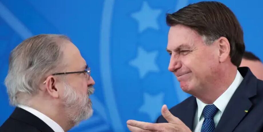 O presidente Jair Bolsonaro cumprimenta o procurador-geral da República, Augusto Aras, durante evento em Brasília