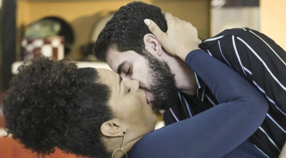Renatinha (Juliana Alves) e Catatau (Bernardo de Assis) em cena de beijo