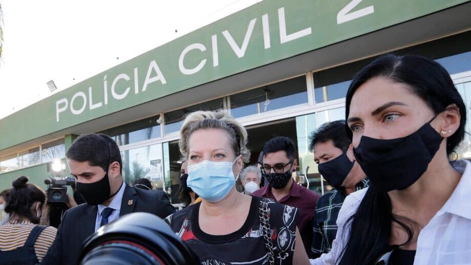 A deputada federal Joice Hasselmann (PSL-SP) conversa com jornalistas após prestar depoimento.