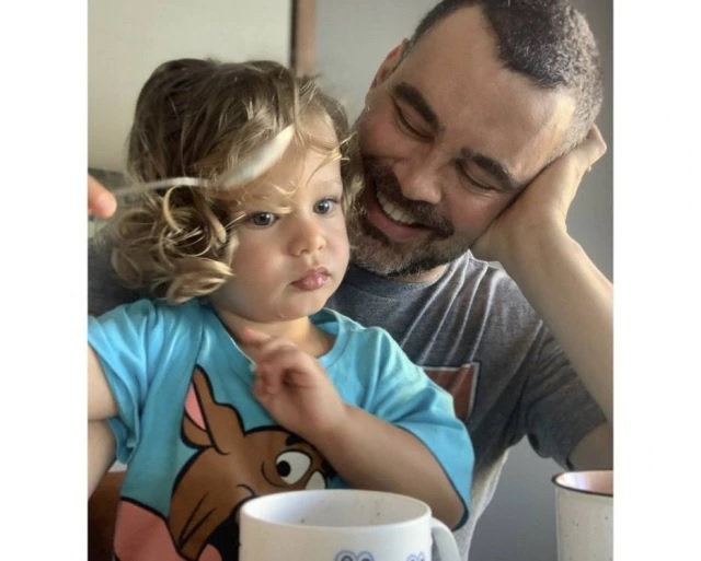 O ator Carmo Dalla Vecchia e o filho Pedro