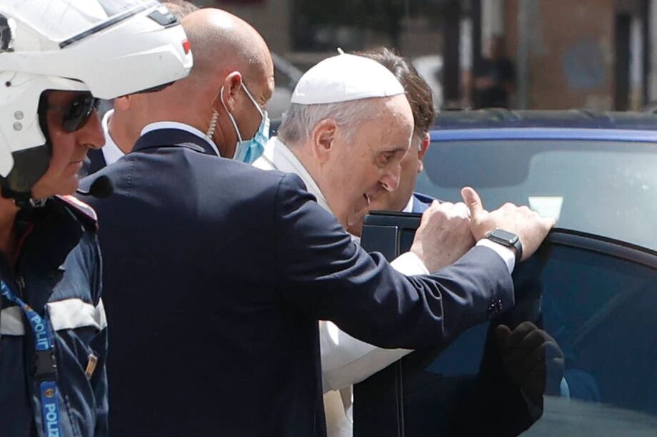 Papa Francisco cumprimenta policiais na chegada ao Vaticano, nesta quarta-feira,14