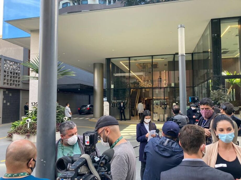 Movimentação durante a manhã desta quinta-feira, 15, em frente ao Hospital onde o Presidente está internado
