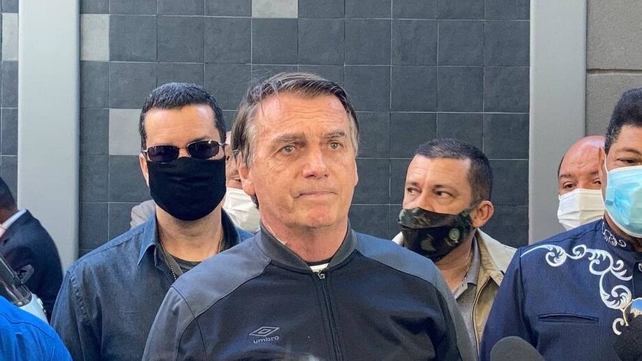 Bolsonaro fala com repórteres na saída do Hospital Vila Nova Star, em São Paulo, após receber alta médica
