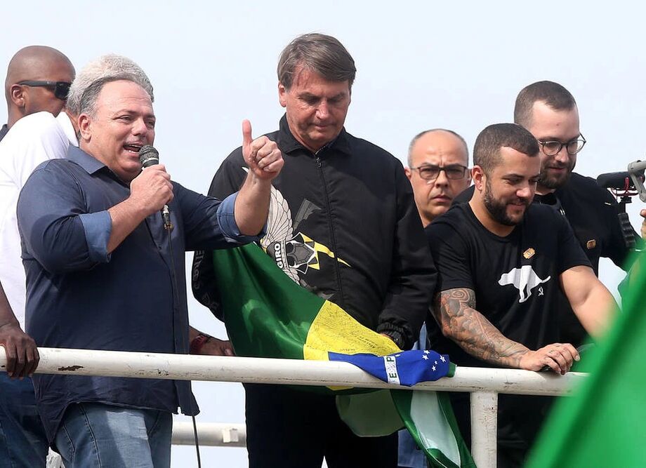 General Eduardo Pazuello (à esq.) com o presidente Jair Bolsonaro