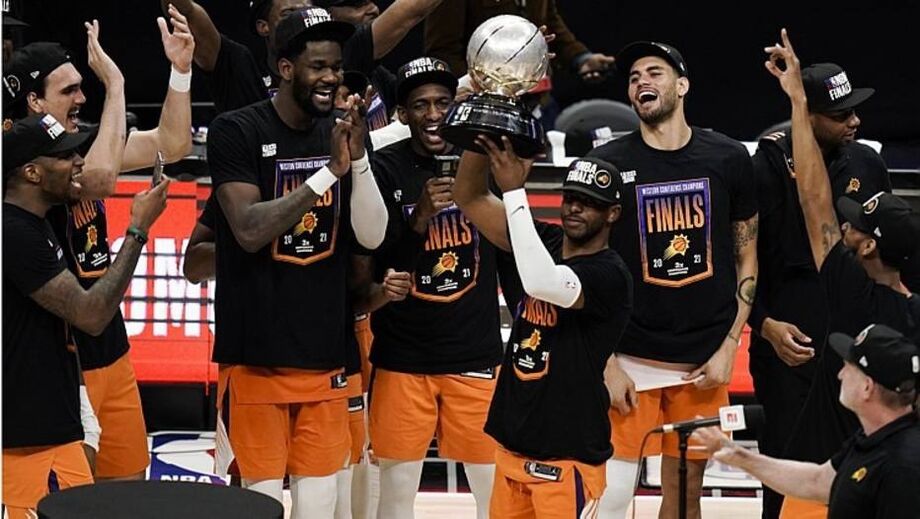 Chris Paul ergue o troféu de campeão da Conferência Oeste