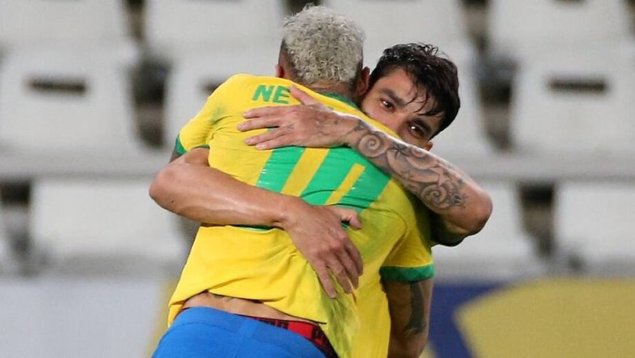 Lucas Paquetá comemora gol da vitória com Neymar
