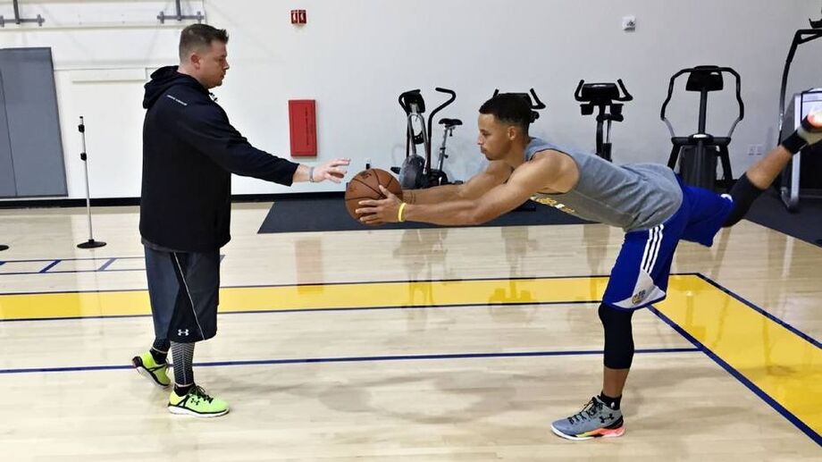Brandon Payne durante individual com Stephen Curry