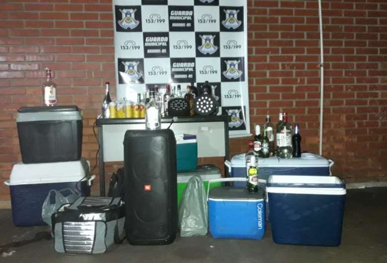 Um aparelho de som, equipamentos de iluminação, cervejas e outras bebidas alcoólicas foram apreendidas