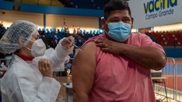 Nesta segunda-feira, dia 12 de julho, a Prefeitura de Campo Grande abre a vacinação contra a Covid-19 de trabalhadores industriais de 22 anos ou mais e dá continuidade à aplicação da dose de reforço de Coronavac-Sinovac-Butantan e Comirnaty-Pfizer