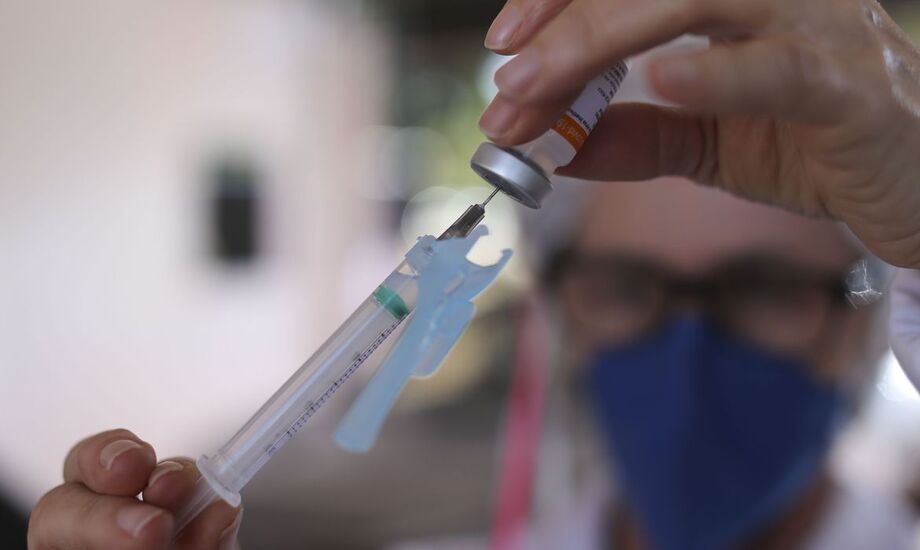 EUA vão continuar a doar doses de vacinas contra a covid a outros países