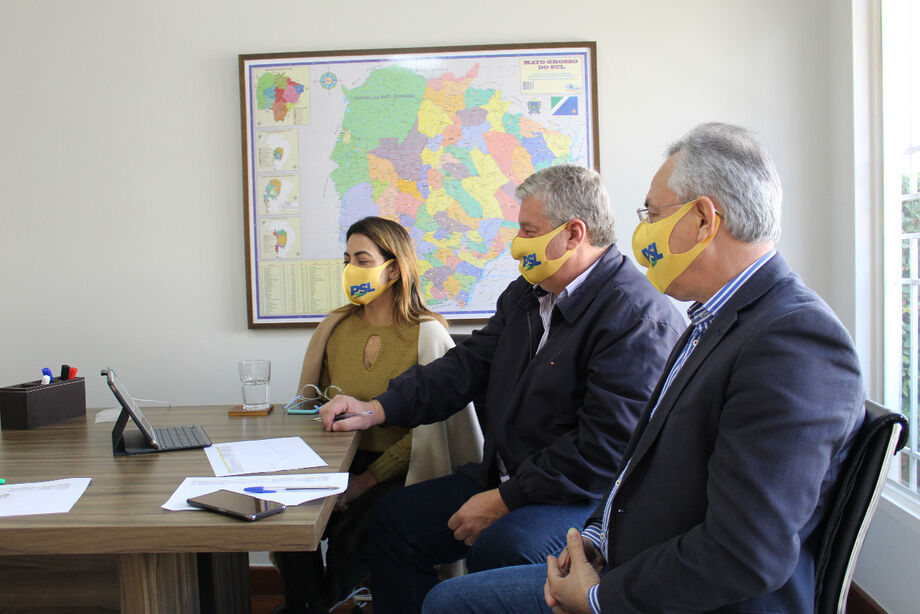 A senadora Soraya Thronicke (PSL/MS) acompanhada pelopresidente do PSL de Dourados, Mauro Thronicke, pelo secretário-geral do PSL de Mato Grosso do Sul, Paulo de Mattos