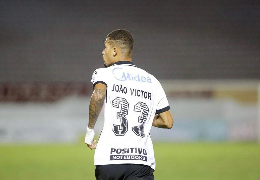 O jovem João Victor, de 22 anos, forma com o experiente Gil uma das melhores zagas do Brasileirão