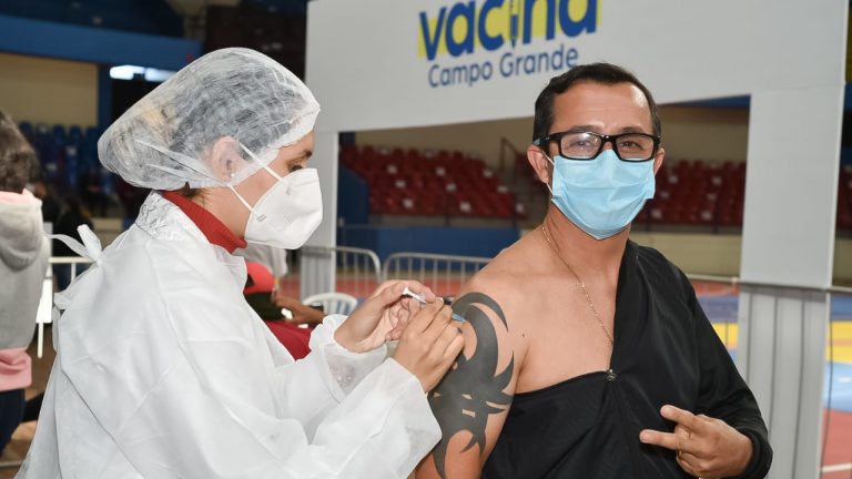 Haverá mais de 40 locais de vacinação abertos, entre unidades de saúde, centros de vacinação e drives que irão funcionar até 20h