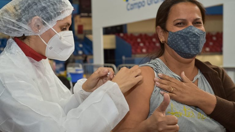 Vcinação contra a Covid-19 para trabalhadores da educação