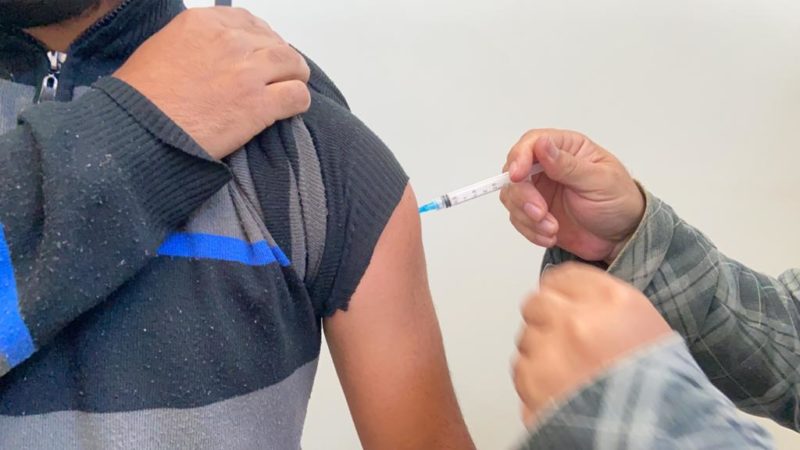 Lembrando que é preciso levar documento com foto, o cartão de vacinação contendo o comprovante da Dose 1 e o CPF